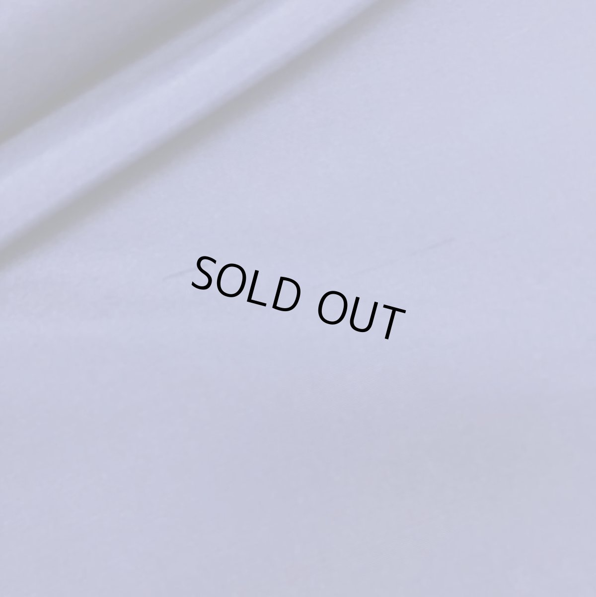 シャンタン特有のネップ(糸の太さムラ）があります