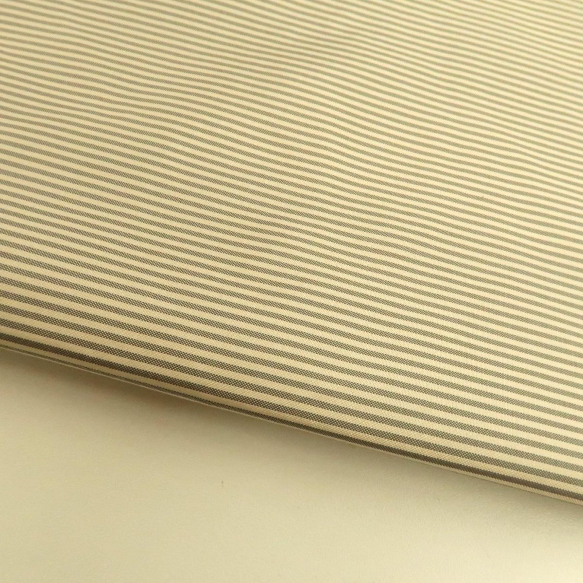 オフ/スモークグレー