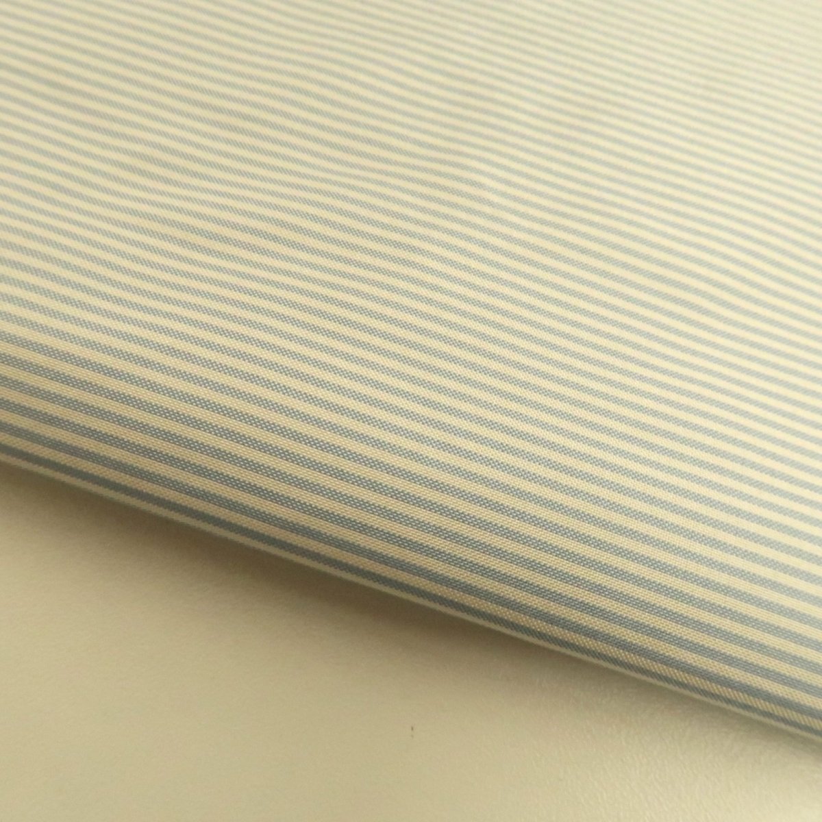 オフ/ブルーグレー