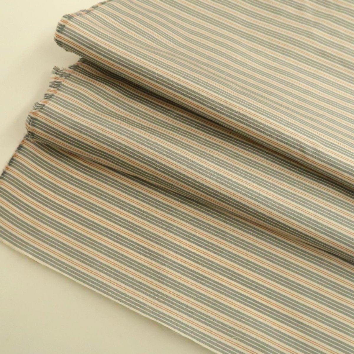 グレー/ホワイト