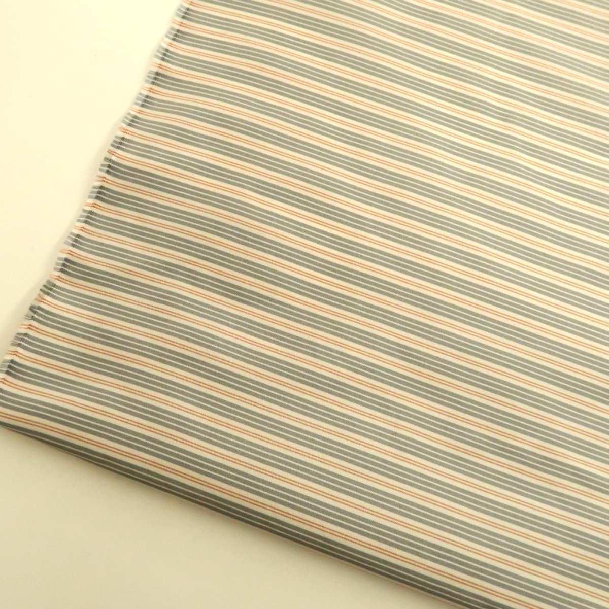 グレー/ホワイト