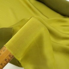 画像2: シルクサテンシフォン リバーシブル (8匁) グリーンティ 118cm幅×50cm ❰在庫限り❱ (2)