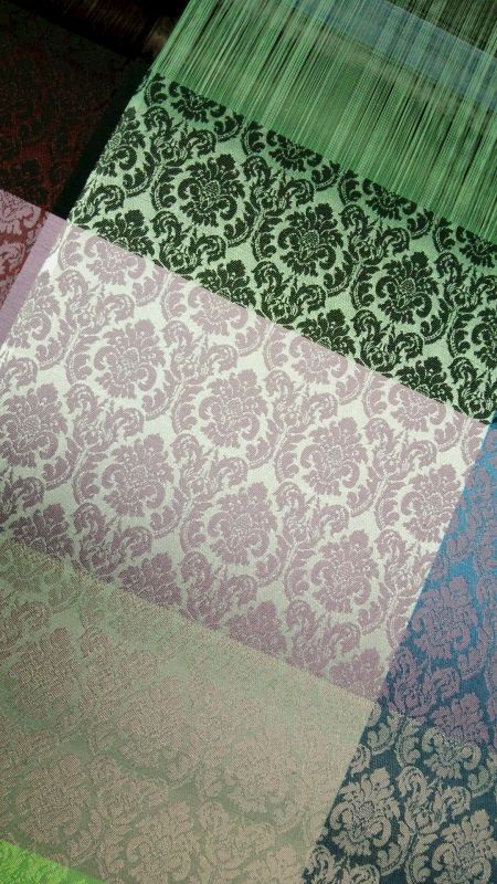 小さなダマスク柄作ってます。